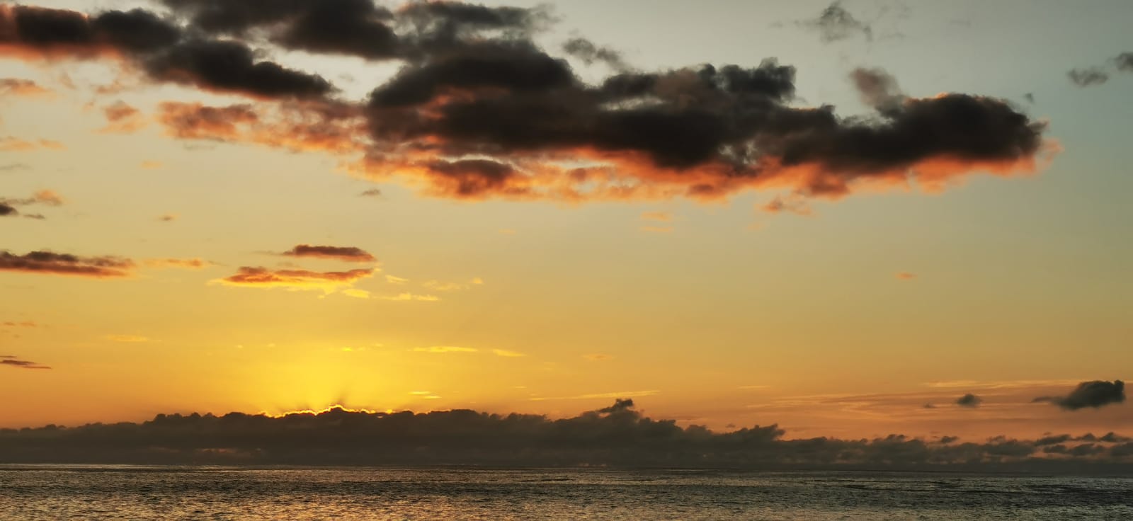 Sonnenlicht unter Wolken