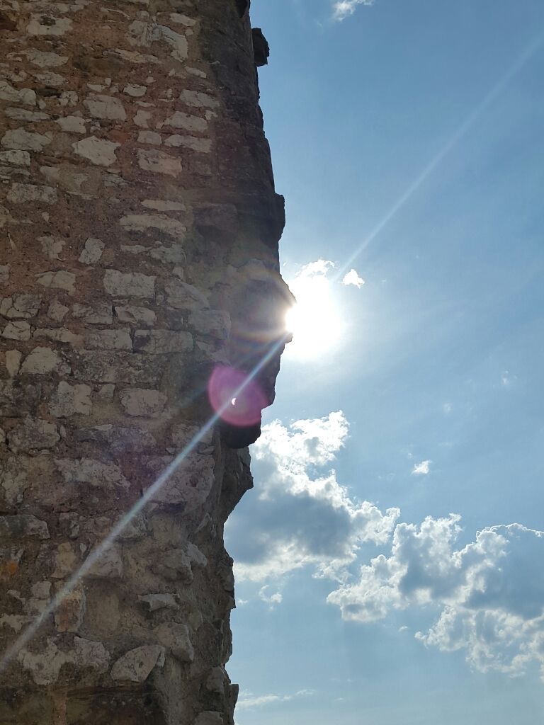 Sonne hinter Natursteinmauer
